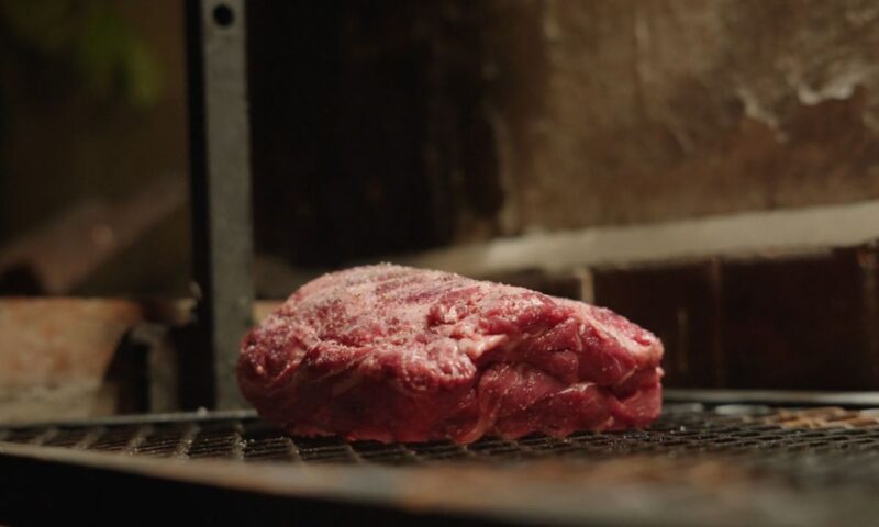 prikaz crvenog komada stejka na roštilju