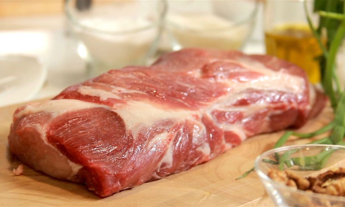 prikaz živog komada mesa svinjskog vrata na dasci